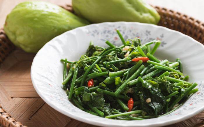 O chuchuzeiro possui raízes, frutos, folhas e brotos comestíveis e nutritivos. brotos-do-chuchuzeiro-refogados-receita-conhecida-como-cambuquira-no-brasil