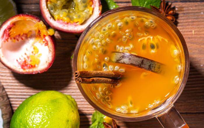 Ervas-que-combatem-os-sintomas-da-TPM Chá de maracujá com pau de canela.