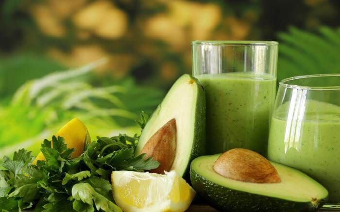 O óleo de abacate de uso culinário é uma ótima alternativa para quem não gosta da fruta mas quer usufruir de todos os seus benefícios. Abacate partido ao meio e bebida feita à base da mesma fruta.