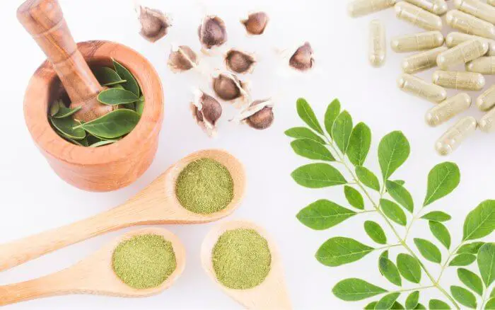 moringa-oleifera-em-diversas-formas-de-consumo-capsulas-po-folhas-frescas-e-semente