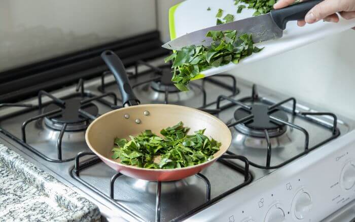 ora-pro-nobis-planta-nutritiva-sendo-refogada-para-consumo