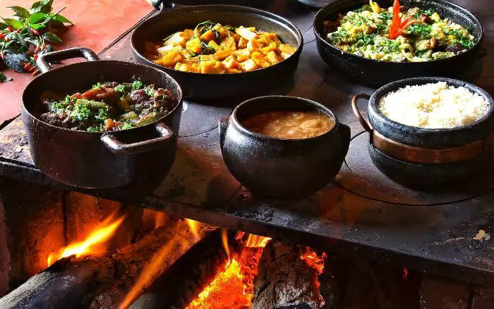 ora-pro-nobis-sendo-preparado-em-fogao-de-lenha-tipico-do-estado-de-minas-gerais