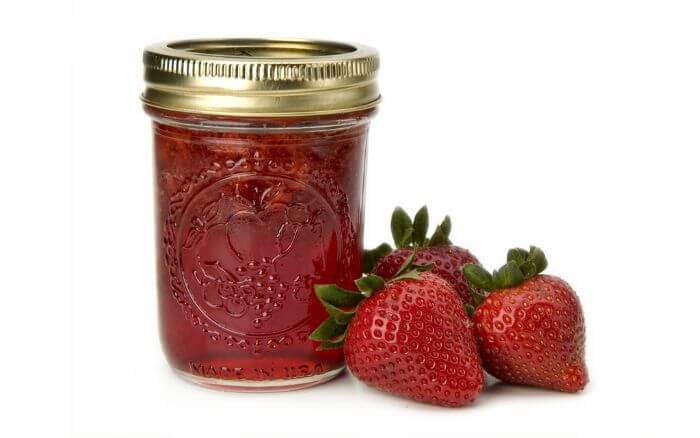 morangos-maduros-e-pote-de-geleia-de-morango
