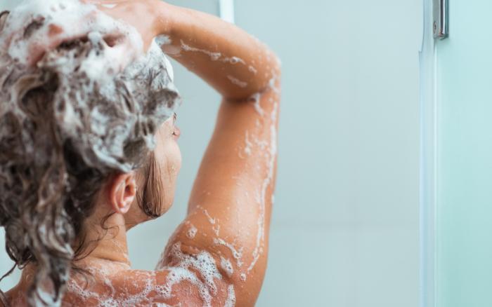 Por-que-eliminar-a-caspa-faz-bem-para-a-autoestima Mulher lavando os cabelos.