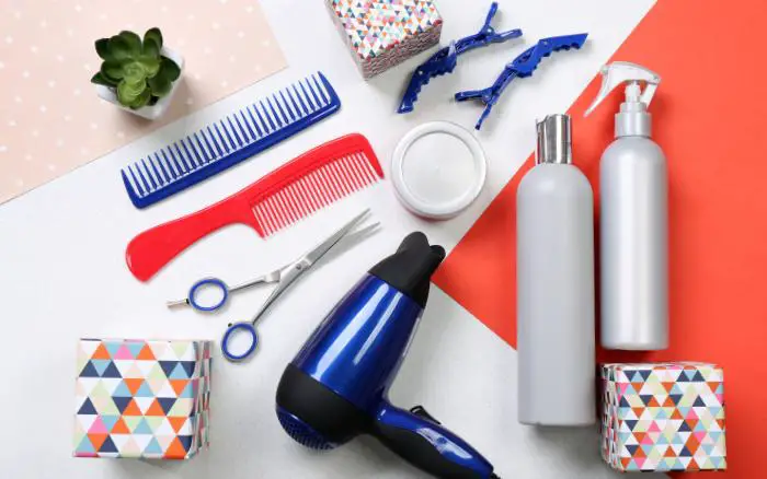 hábitos-que-favorecem-o-surgimento-da-caspa Utensílios de cabelo que podem favorecer o surgimento da caspa se não forem higienizados.